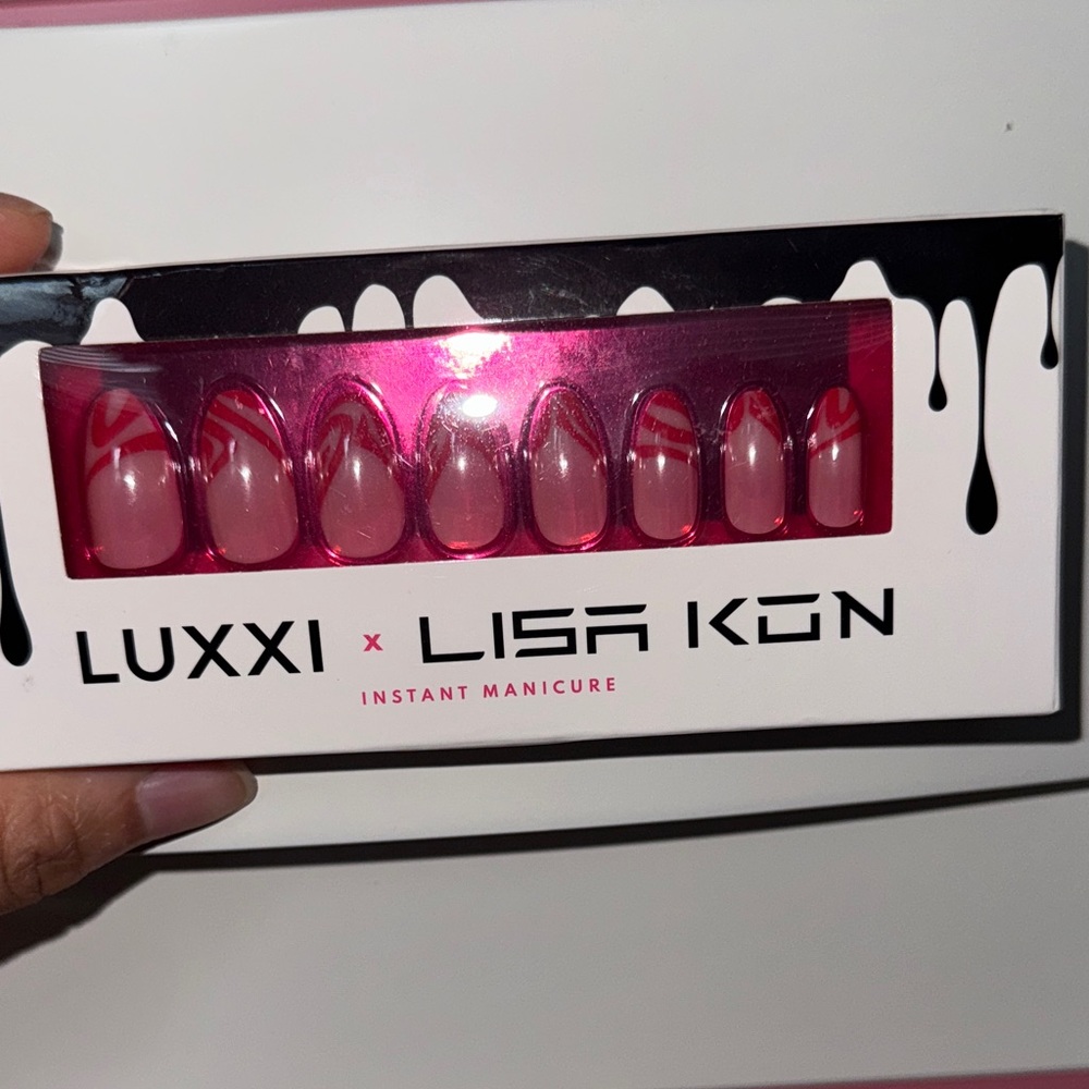 Luxxi x Lisa Kon: Instant Manicure - Pink and Red